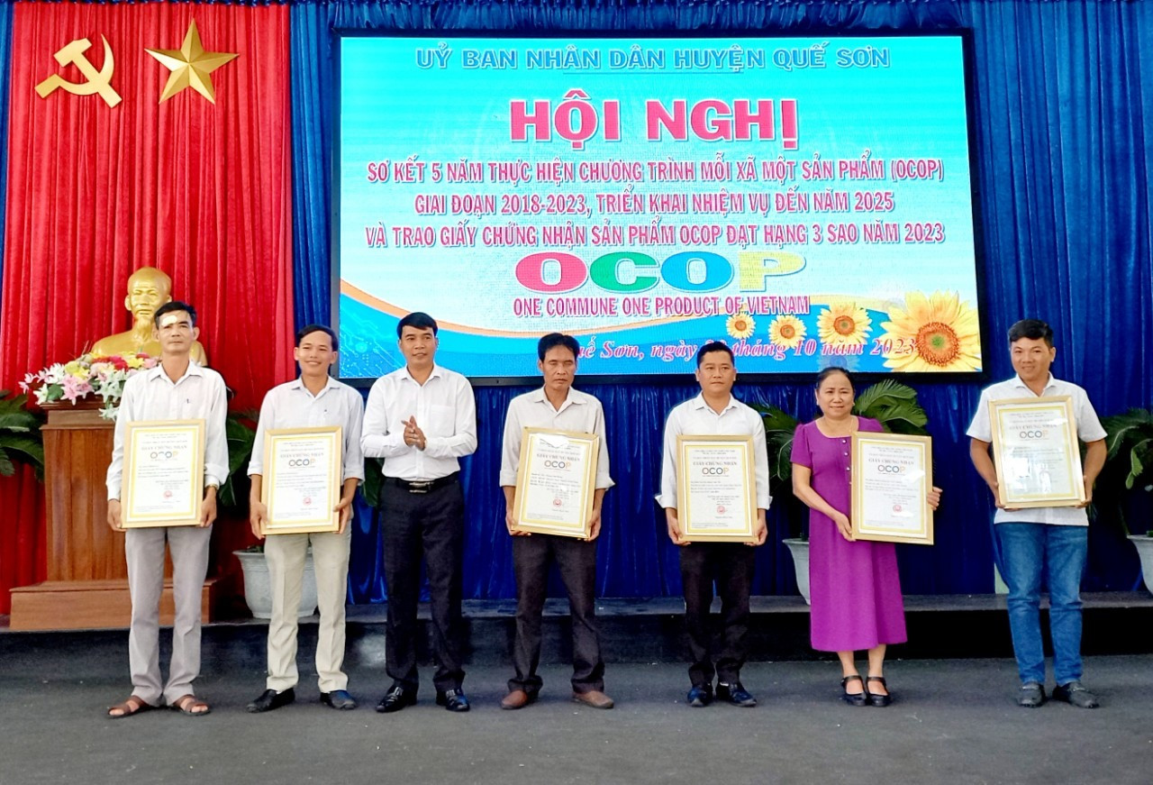 Ông Nguyễn Minh Châu – Phó Chủ tịch UBND huyện Quế Sơn trao chứng nhận sản phẩm OCOP đạt hạng 3 sao năm 2023 cho 6 sản phẩm. Ảnh: DUY THÁI