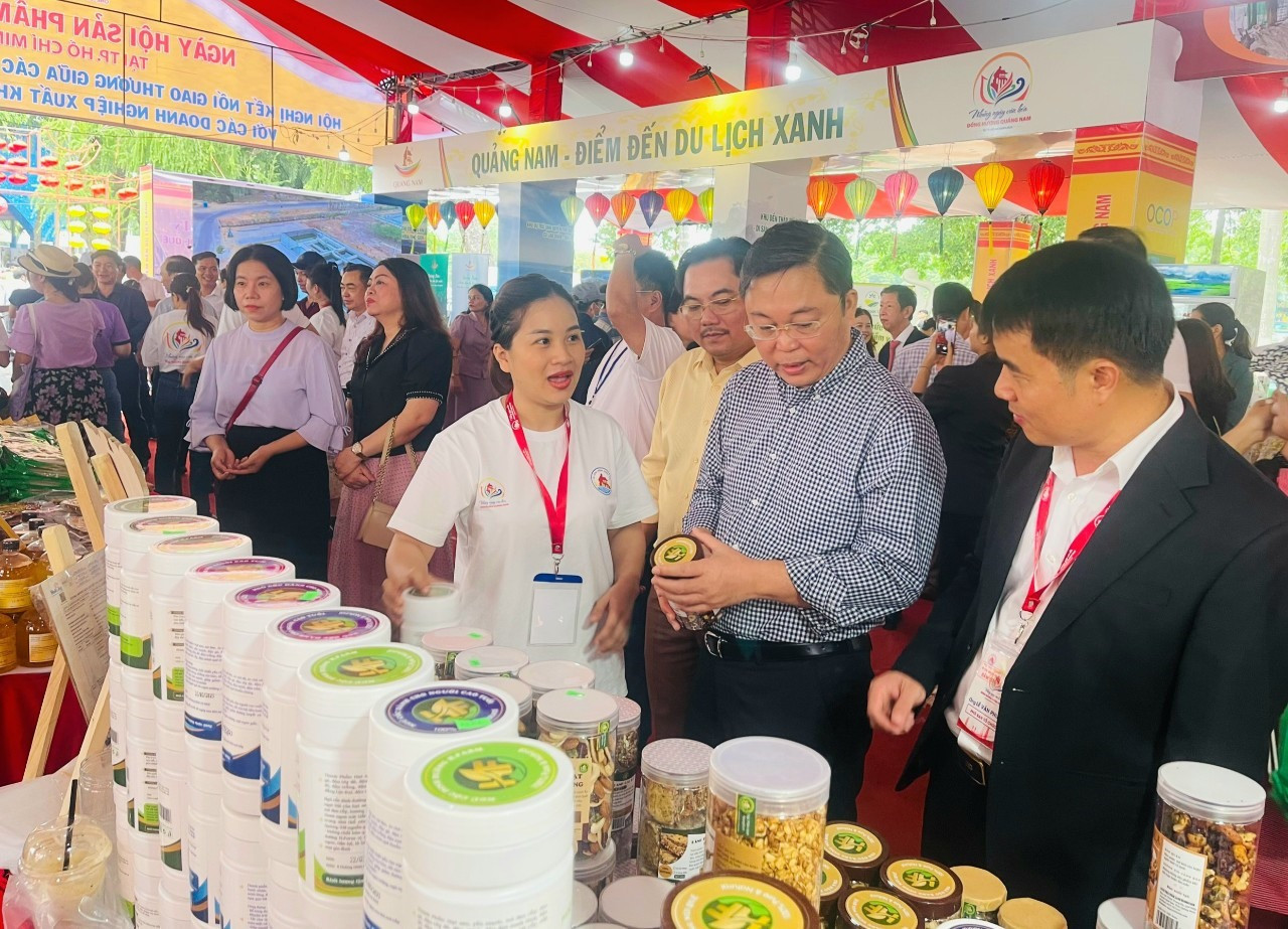 Sản phẩm ngũ cốc dinh dưỡng cao cấp H.Farm (OCOP 3 sao) quảng bá tại những ngày văn hóa đồng hương Quảng Nam ở TP. Hồ Chí Minh.
