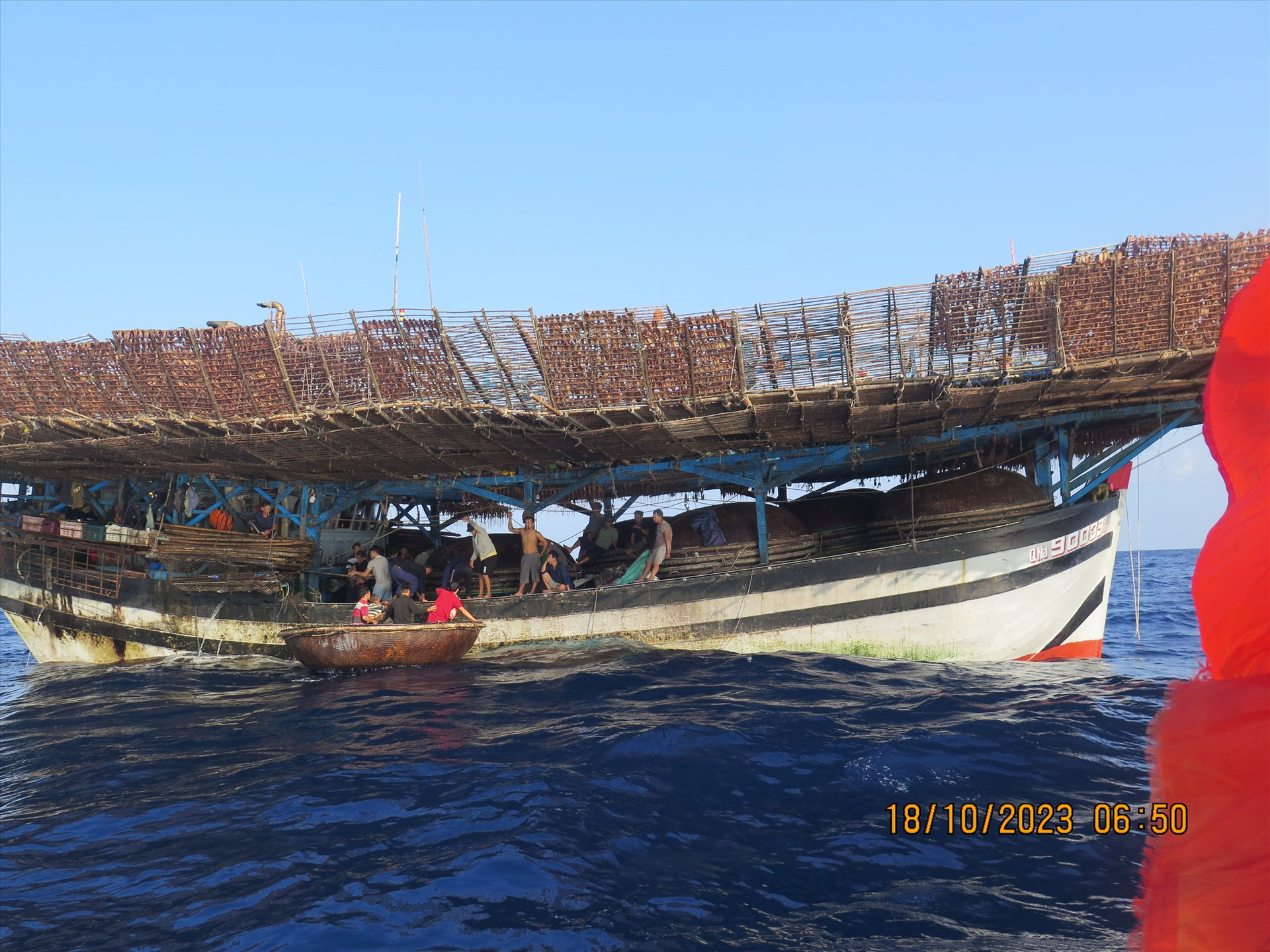 Ngư dân sẽ được đưa từ khu vực xảy ra vụ tai nạn chìm tàu trở về đất liền đầu giờ chiều nay.