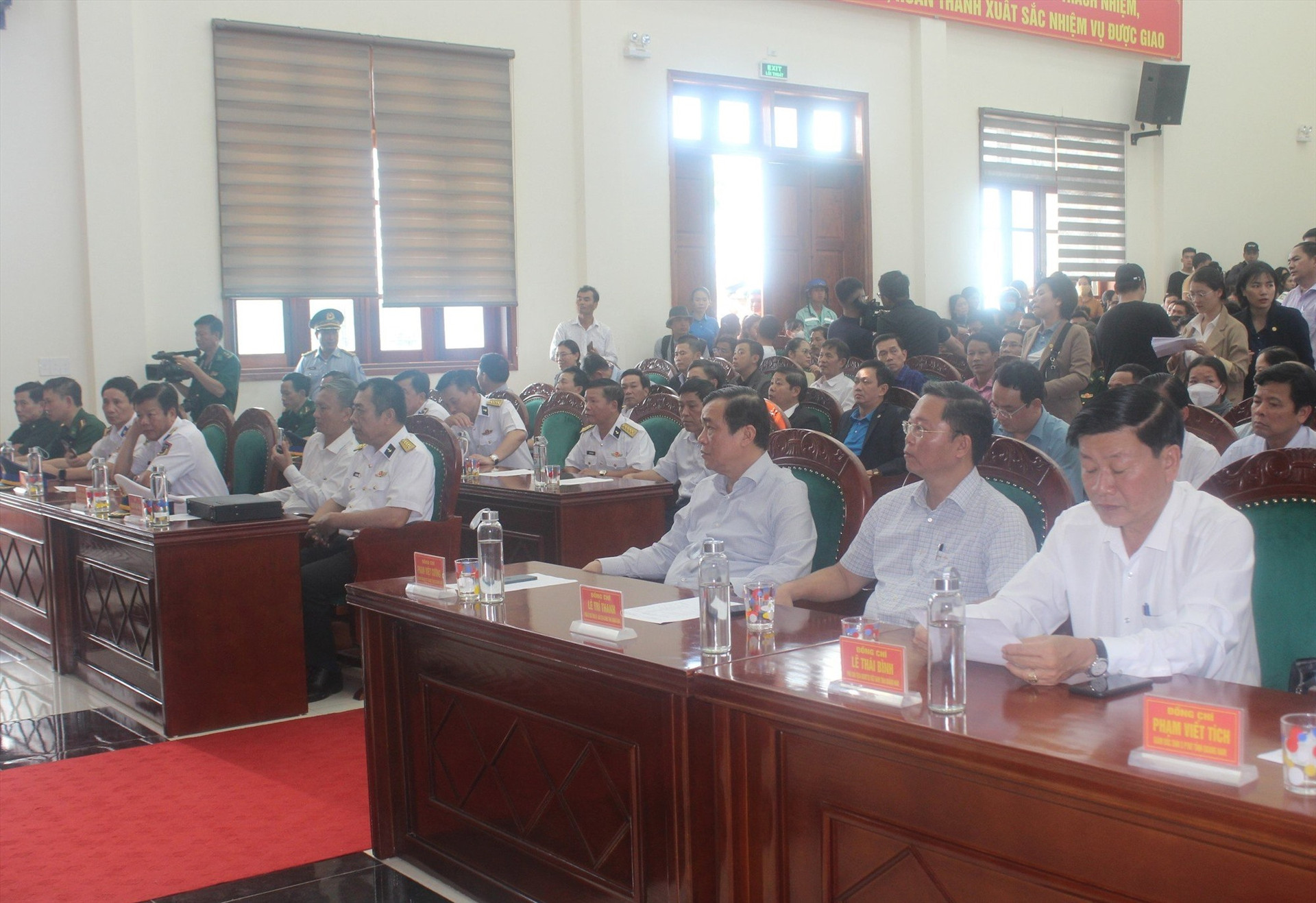 Lãnh đạo Tỉnh ủy, UBND tỉnh, Ủy ban MTTQ Việt Nam tỉnh có mặt tại buổi bàn giao các ngư dân gặp nạn trở về