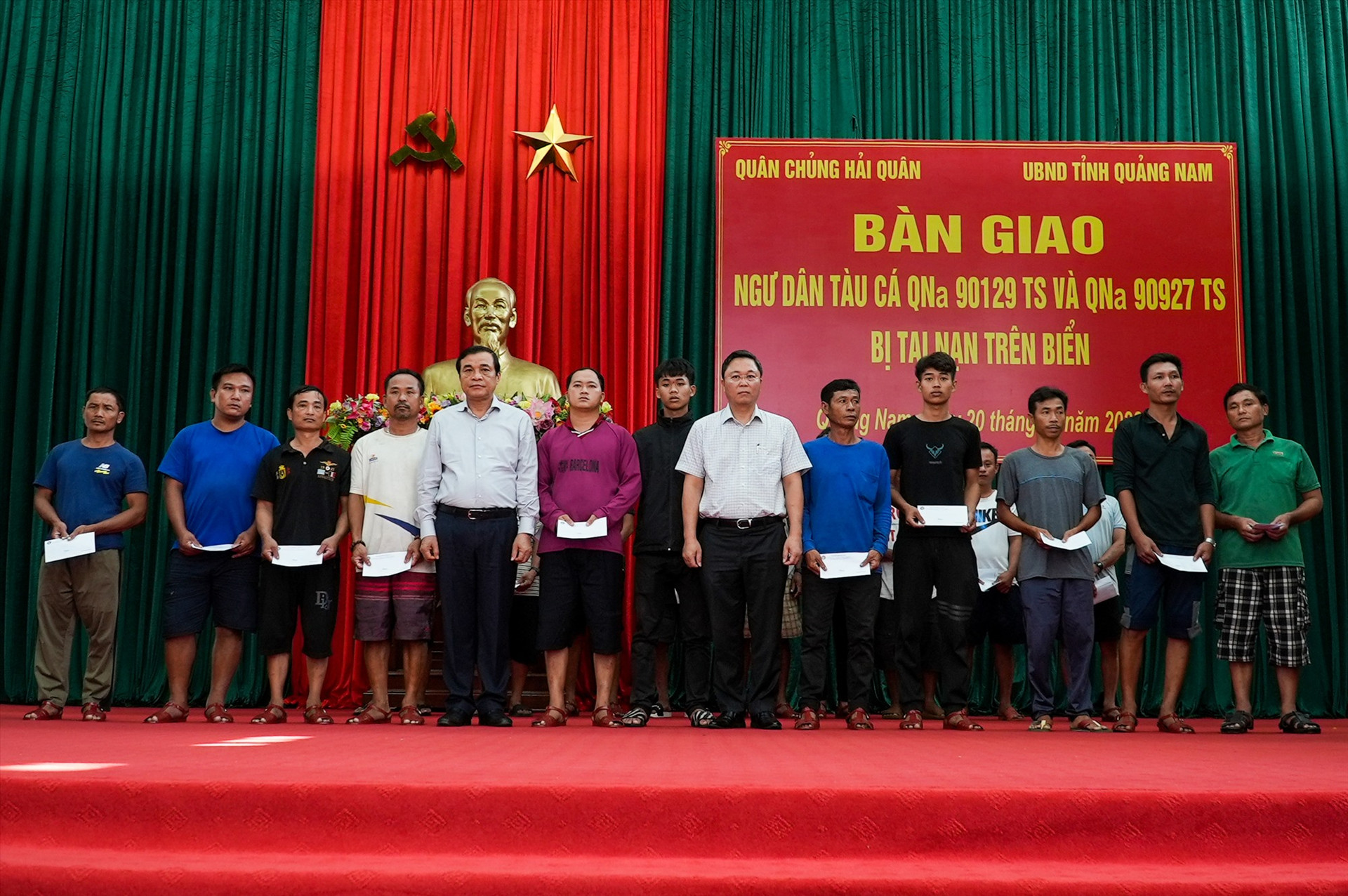 Bí thư Tỉnh ủy Phan Việt Cường và Chủ tịch UBND tỉnh Lê Trí Thanh trao quà ngư dân.