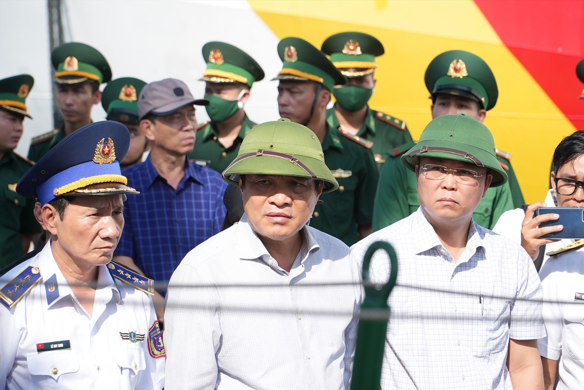 Bí thư Tỉnh ủy Phan Việt Cường và Chủ tịch UBND tỉnh Lê Trí Thanh có mặt tại buổi bàn giao, động viên các ngư dân.