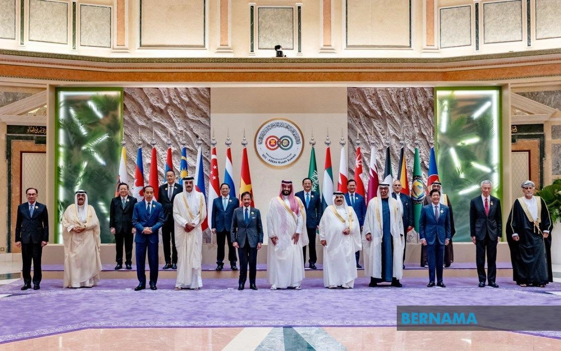 Thủ tướng Việt Nam Phạm Minh Chính (thứ ba từ trái sang, hàng thứ hai) và các trưởng đoàn chụp ảnh chung tại lễ khai mạc Hội nghị cấp cao ASEAN-GCC lần thứ nhất ở Riyadh, Ả Rập Saudi, ngày 20/10. (Ảnh: VNA)