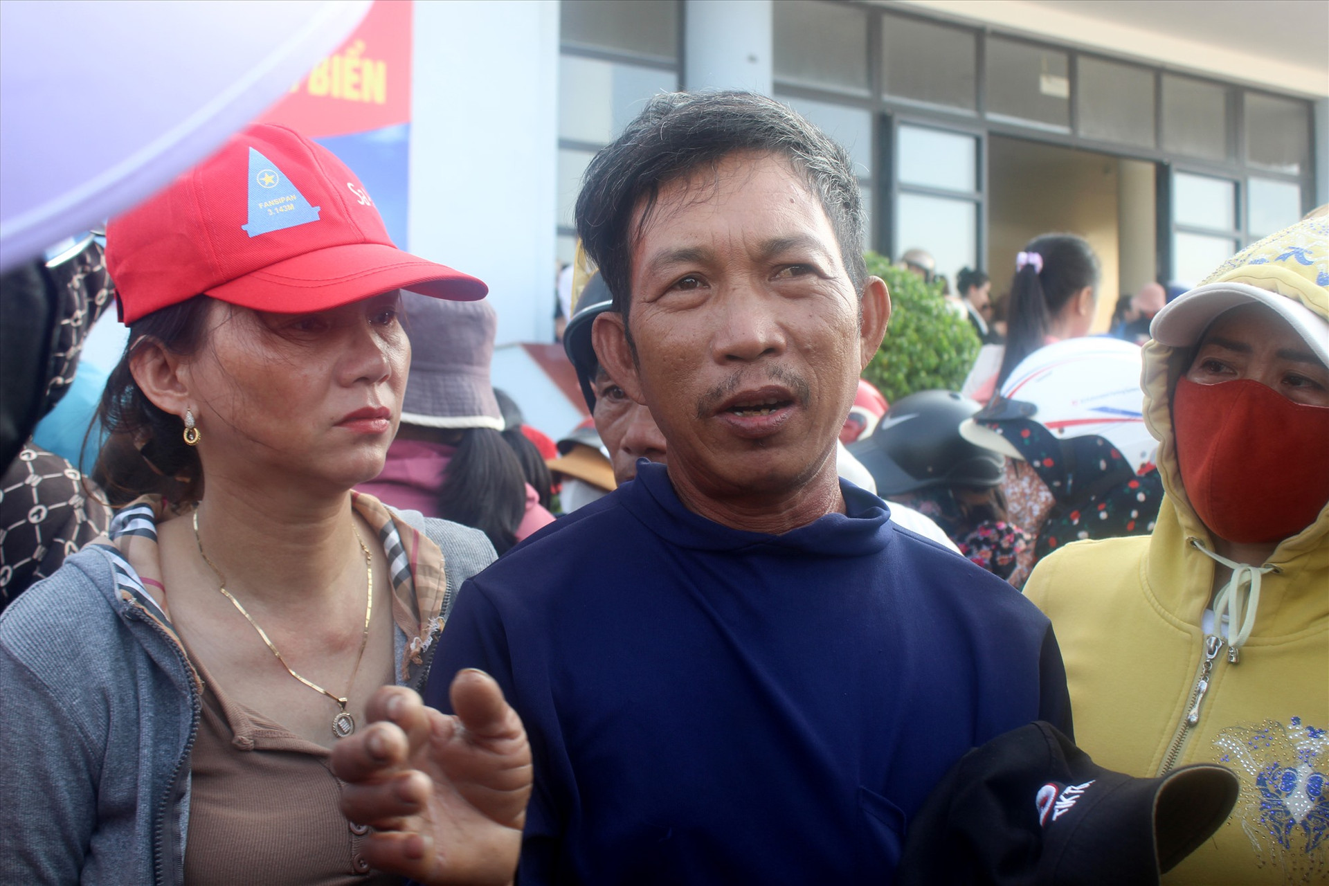 Ông Huỳnh Văn Khởi, ngư dân trên tàu QNa 90129 vẫn chưa hết bàng hoàng với những gì đã xảy ra. Ảnh: C.Q