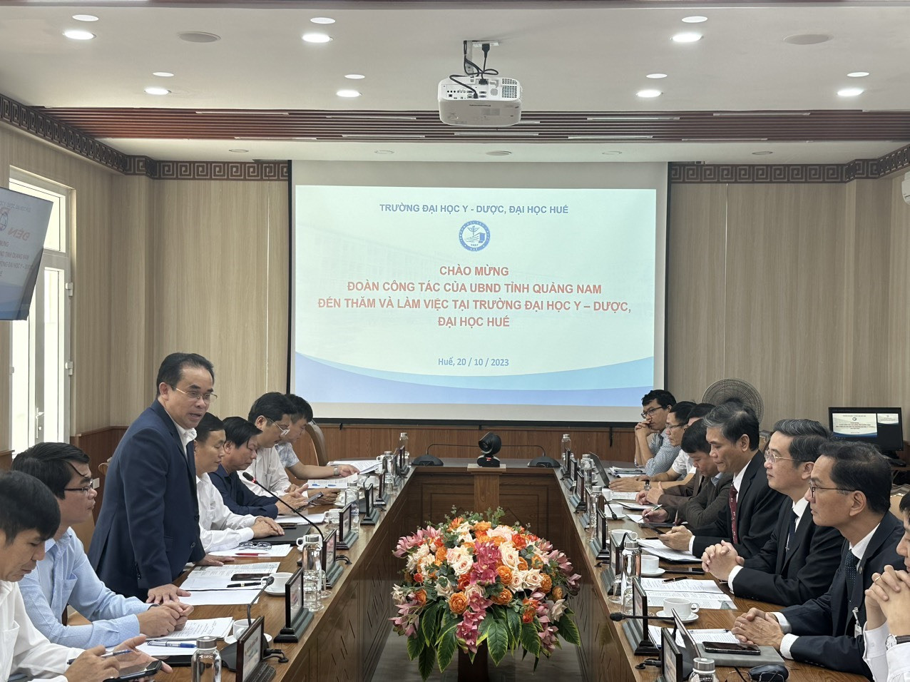 Phó Chủ tịch UBND tỉnh Trần Anh Tuấn trao đổi tại buổi làm việc.
