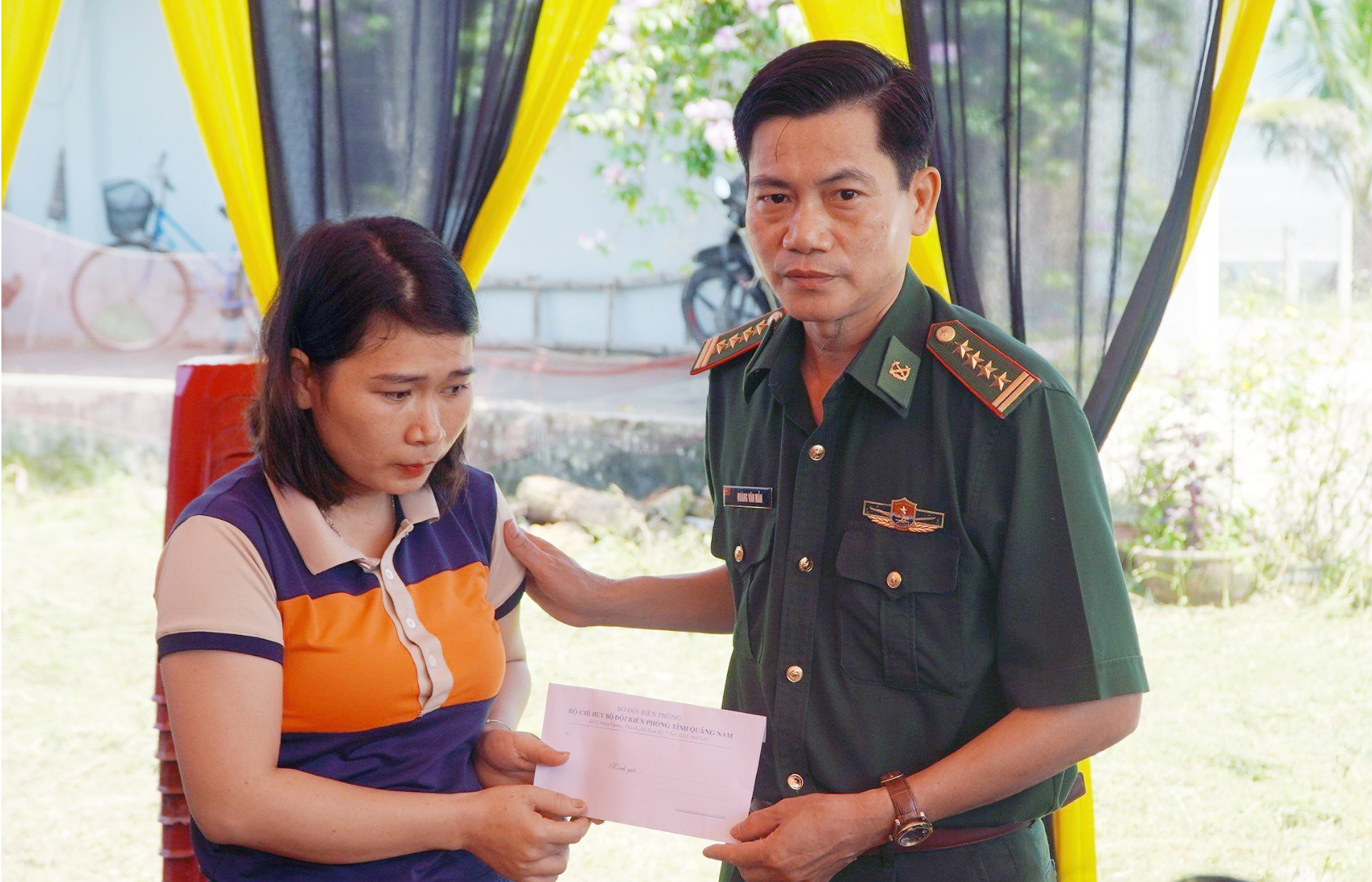 Đại tá Hoàng Văn Mẫn - Chính ủy BĐBP tỉnh trao hỗ trợ cho gia đình ngư dân Lương Hùng Vương. Ảnh: THÁI TÙNG