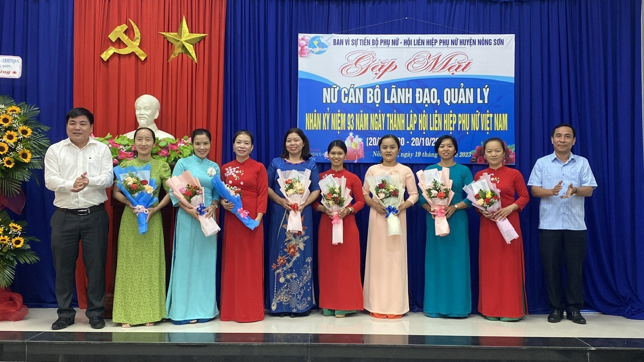 Lãnh đạo huyện Nông Sơn trao tặng hoa cho nữ cán bộ, quản lý huyện. Ảnh: N.P