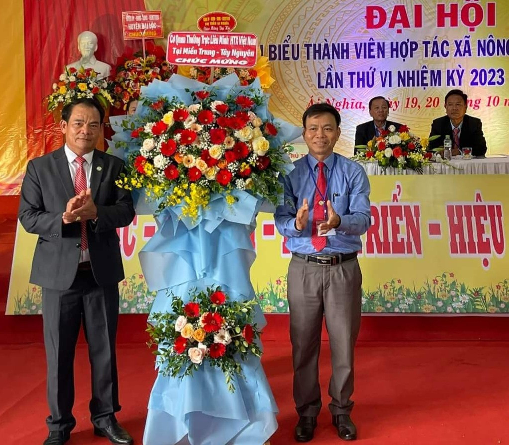Đại diện Liên minh HTX Việt Nam trao tặng hoa chúc mừng đại hội. Ảnh: N.D