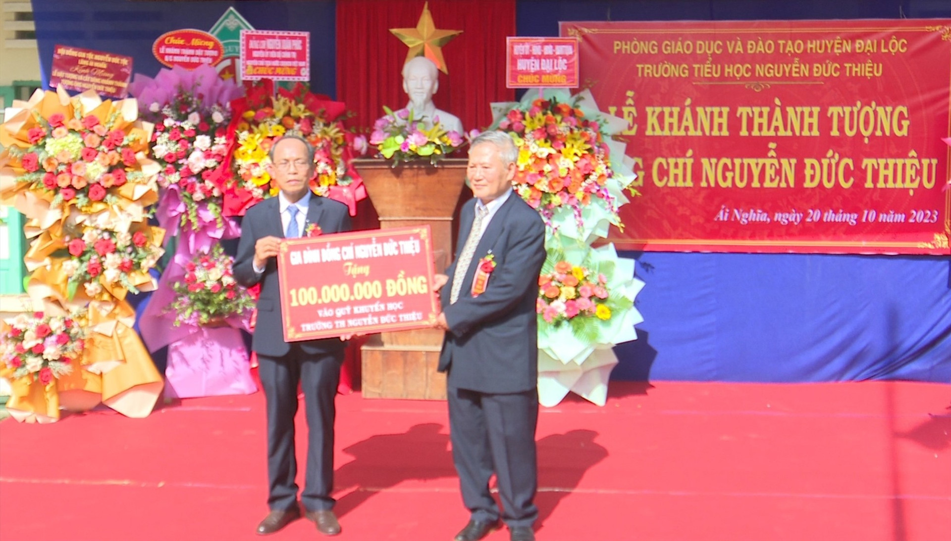 Gia đình đồng chí Nguyễn Đức Thiệu trao tặng 100 triệu đồng cho Quỹ học bổng nhà trường. Ảnh: N.D