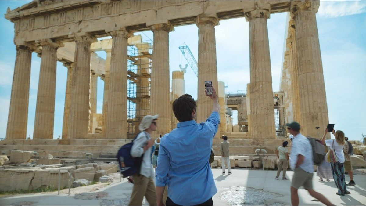Du khách trải nghiệm với ứng dụng Chronos ở Athens.  Ảnh: Bộ Văn hóa - thể thao Hy Lạp