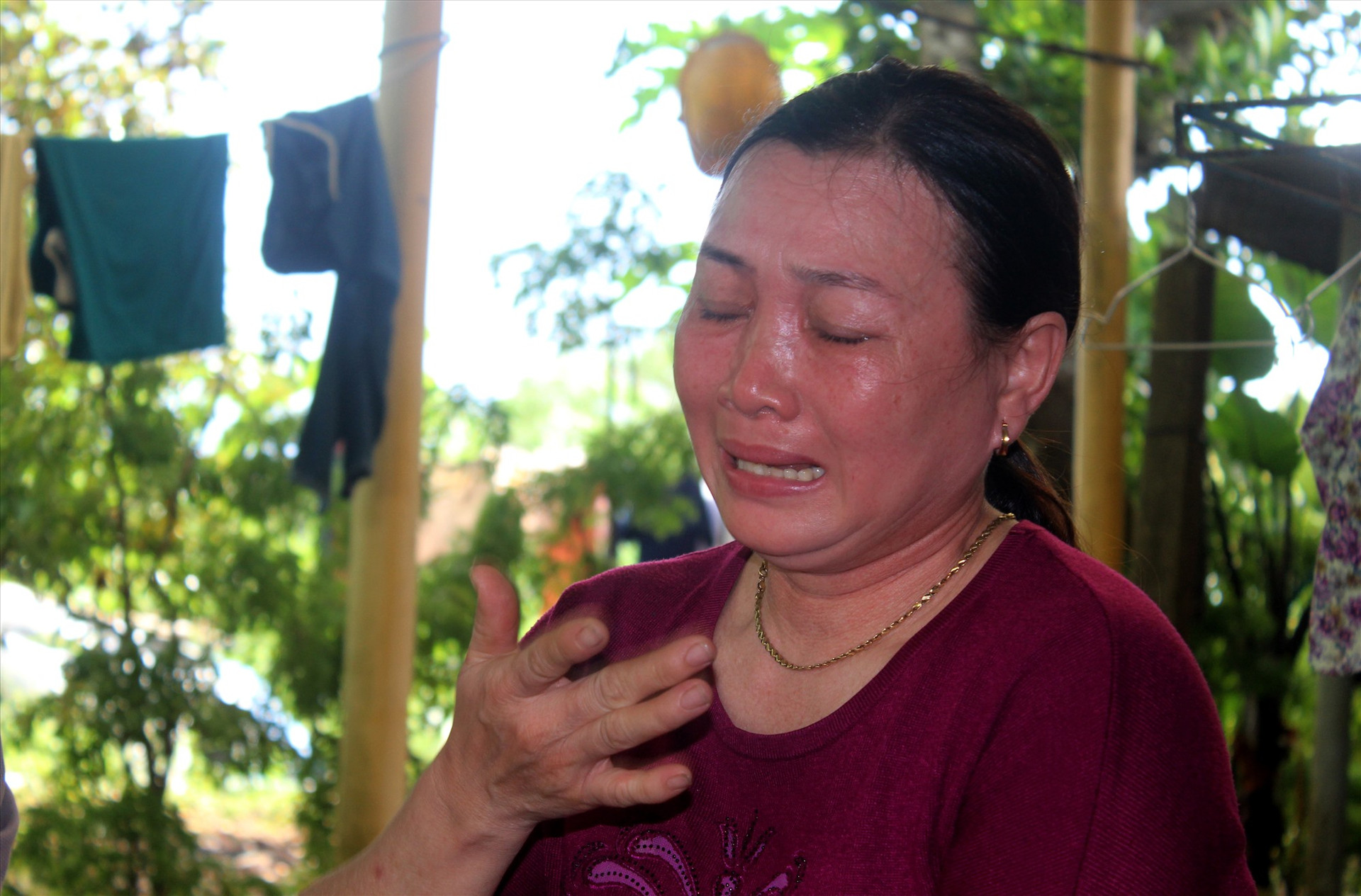 Bà Nguyễn Thị Đào khóc nghẹn khi biết chồng mình vẫn đang mất tích. Ảnh: T.C