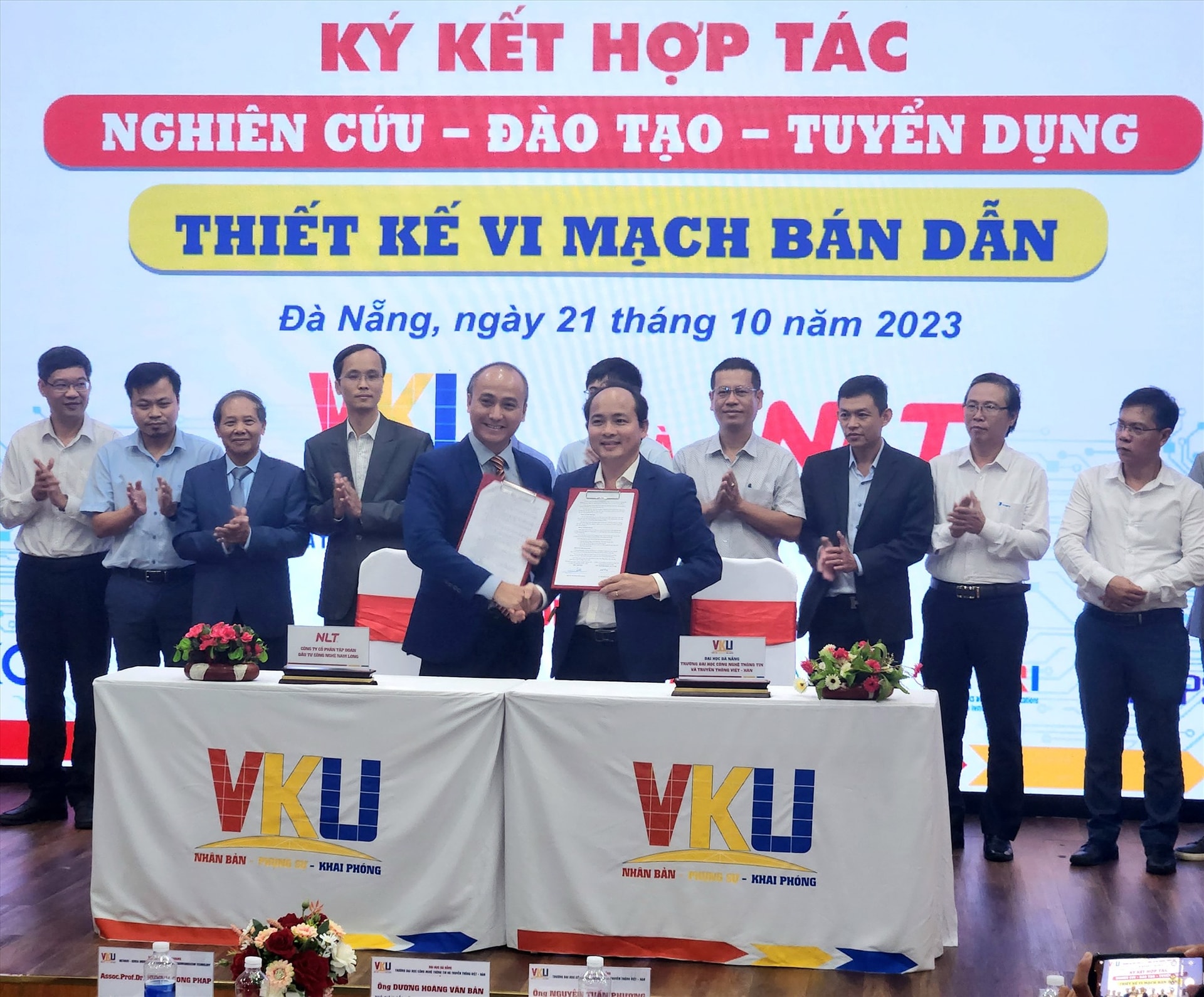 Lãnh đạo VKU và doanh nghiệp công nghệ thông tin ký kết hợp tác tại sự kiện. Ảnh: Q.T