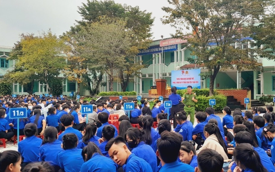 Tuyên truyền nâng cao nhận thức cho học sinh Trường THPT Phan Châu Trinh về phòng chống ma túy. Ảnh: V.T