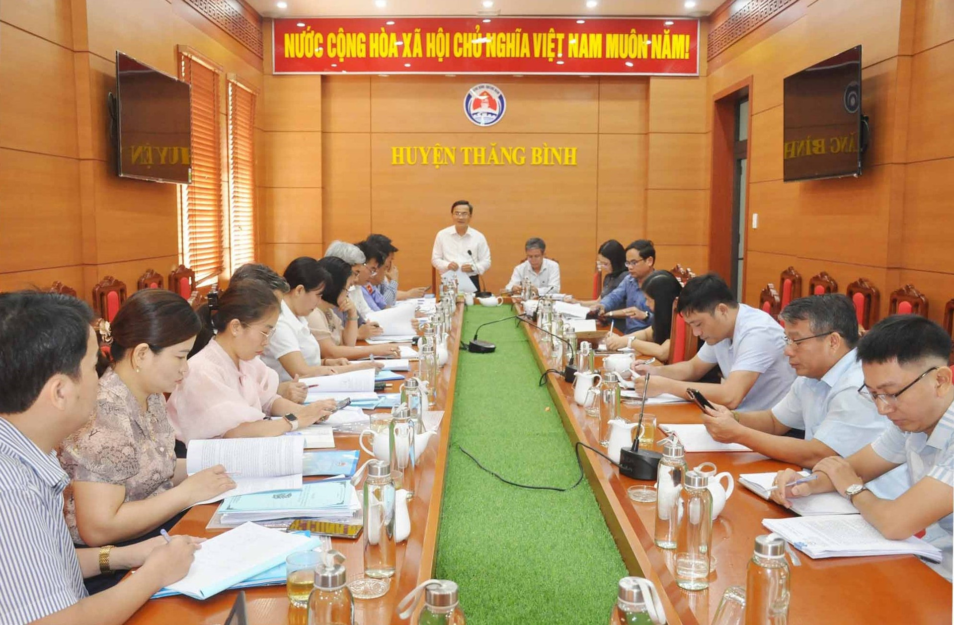 Đoàn giám sát của Ủy ban MTTQ Việt Nam tỉnh giám sát việc thi hành Bản án hành chính số 34/2018/HCPT của TAND cấp cao tại Đà Nẵng. Ảnh: P.V