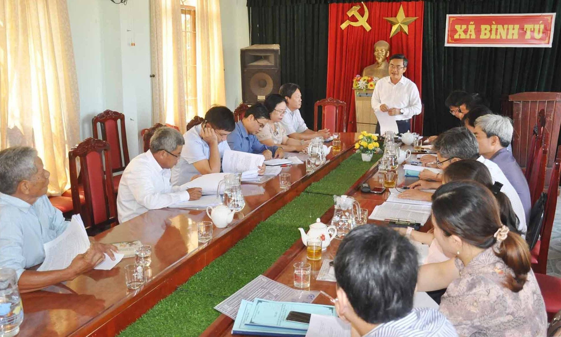 Làm việc ở hộ ông Nguyễn Văn Nam về các vấn đề liên quan đến việc thực thi Bản án hành chính số 34/2018/HCPT của TAND cấp cao tại Đà Nẵng. Ảnh: P.V