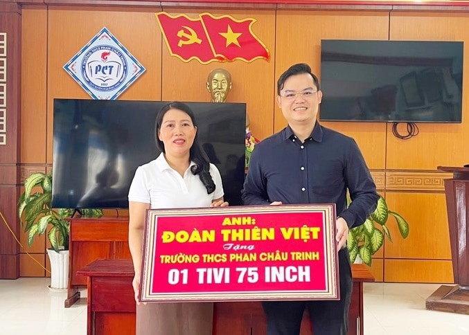 Anh Đoàn Thiên Việt trao quà cho trường THCS Phan Châu Trinh - Duy Châu. Ảnh: P.V