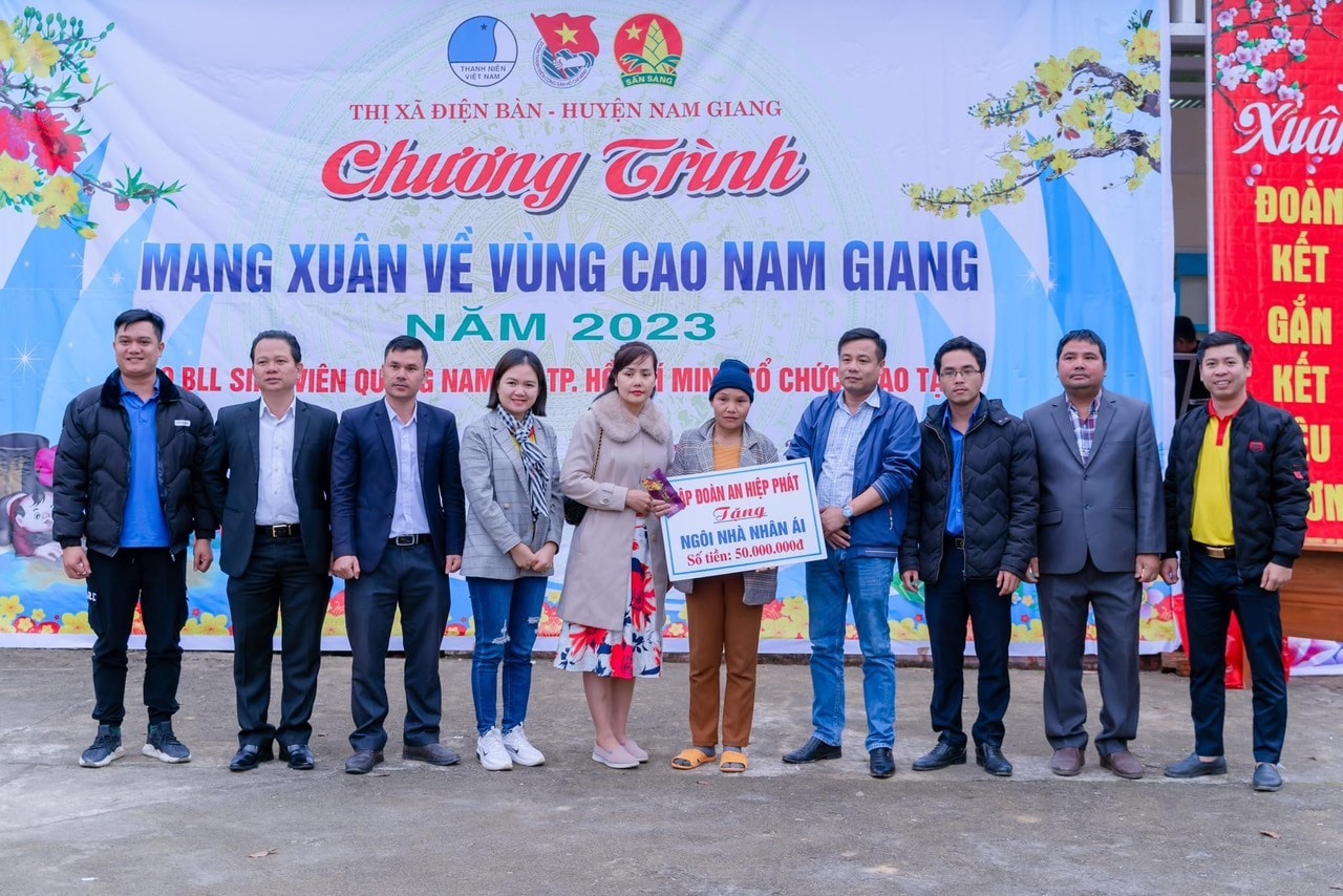 Chương trình Mang xuân về vùng cao do BLL Sinh viên Quảng Nam tại TP.Hồ Chí Minh tổ chức. Ảnh: P.V