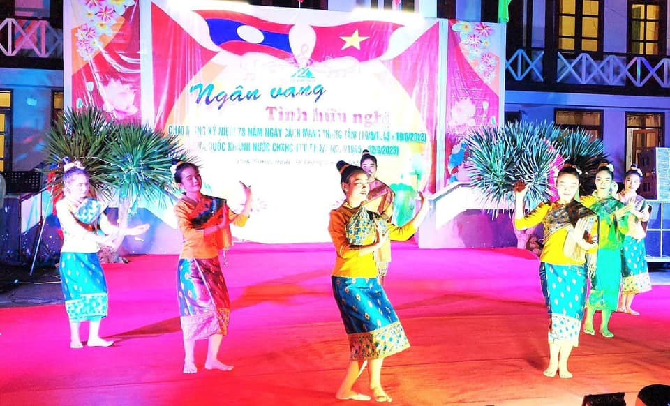 Múa Lamvong - tiết mục văn nghệ chào mừng 78 năm Quốc khánh Nước Cộng hòa XHCN Việt Nam tại Công ty Hữu nghị Nam Lào.