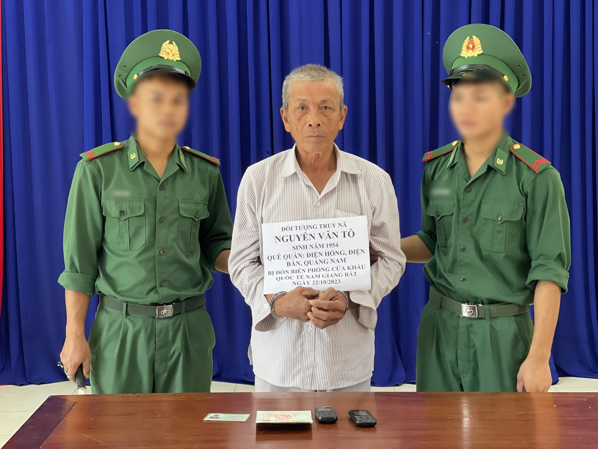 Đồn biên phòng cửa khẩu quốc tế Nam Giang bắt đối tượng đang bị truy nã. Ảnh: HỒNG ANH