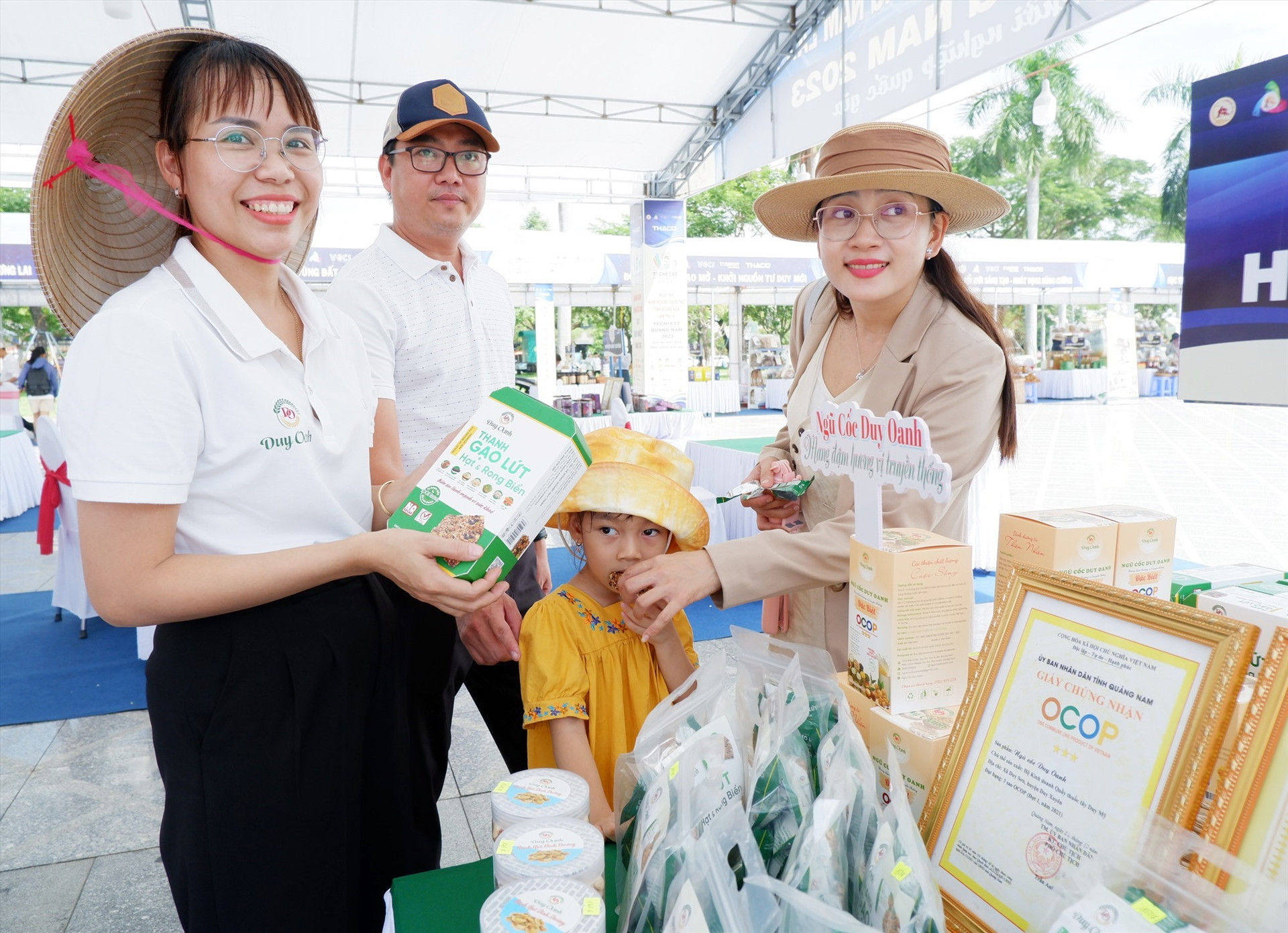 Pham Thi My (left)- a start-up with cereal flour