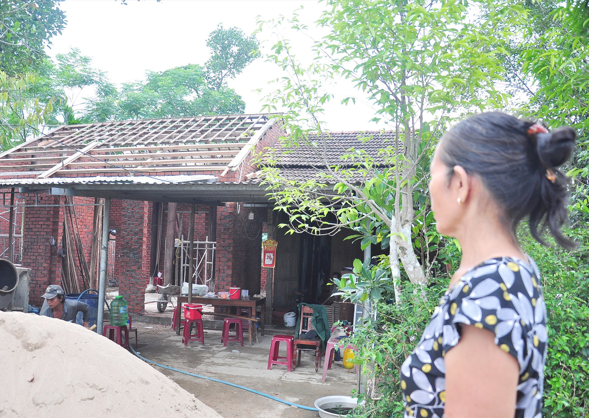 Được hỗ trợ 50 triệu đồng xóa nhà tạm nhưng gia đình bà Trần Thị Thọ (thôn Phú Gia 2, xã Ninh Phước) không dám vay mượn, chủ yếu tận dụng lại vật liệu nhà cũ để xây dựng nhà mới. Ảnh: TÂM ĐAN