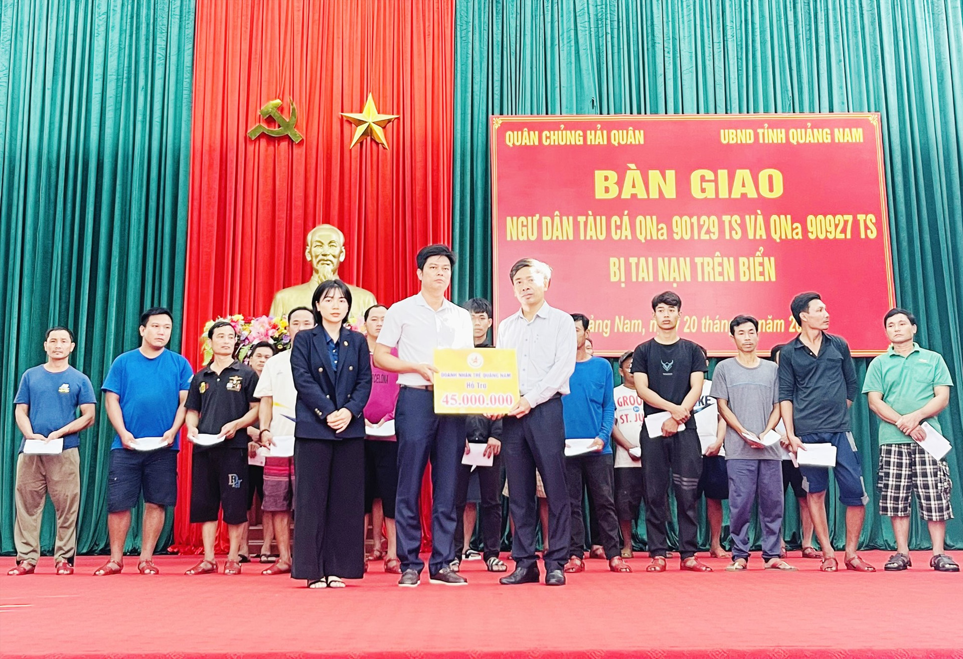 Câu lạc bộ Doanh nhân trẻ Quảng Nam trao 45 triệu đồng hỗ trợ gia đình các ngư dân qua Ban Cứu trợ huyện Núi Thành. Ảnh: PV