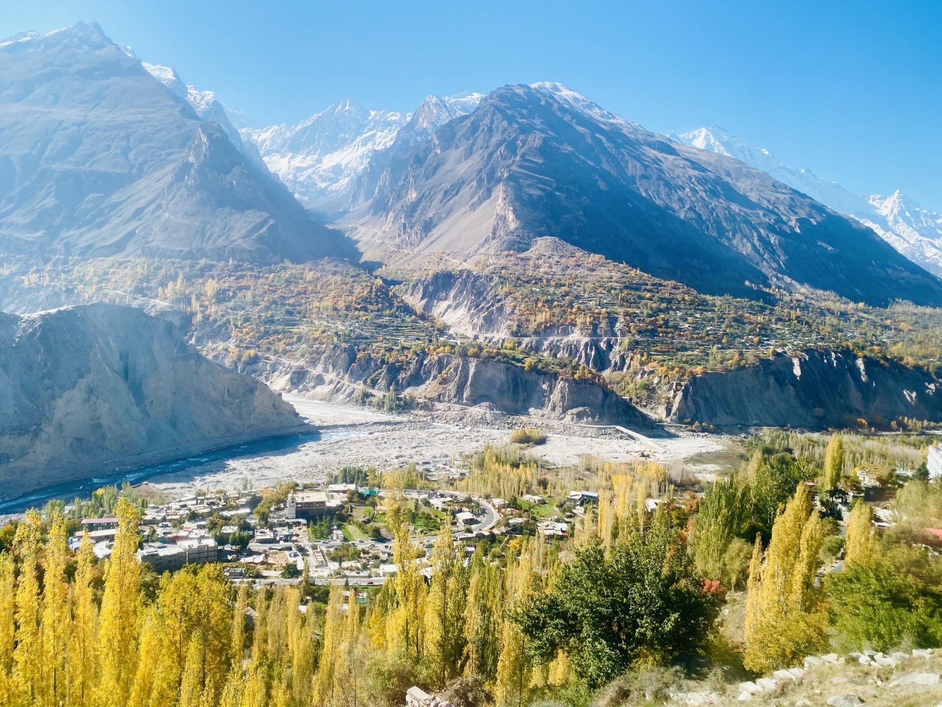 .Thung lũng Hunza cuối thu đầu đông đẹp như tranh vẽ, lá chuyển màu vàng, đỏ và tuyết bắt đầu phủ trắng trên đỉnh núi.