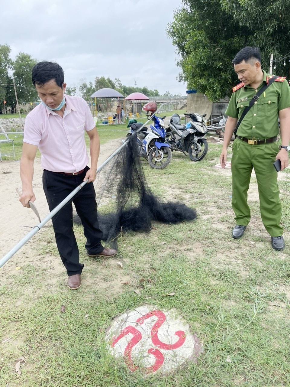 Lực lượng liên ngành thành phố tịch thu lưới tàng hình giăng bắt chim trời tại sông Đầm. Ảnh: P.V