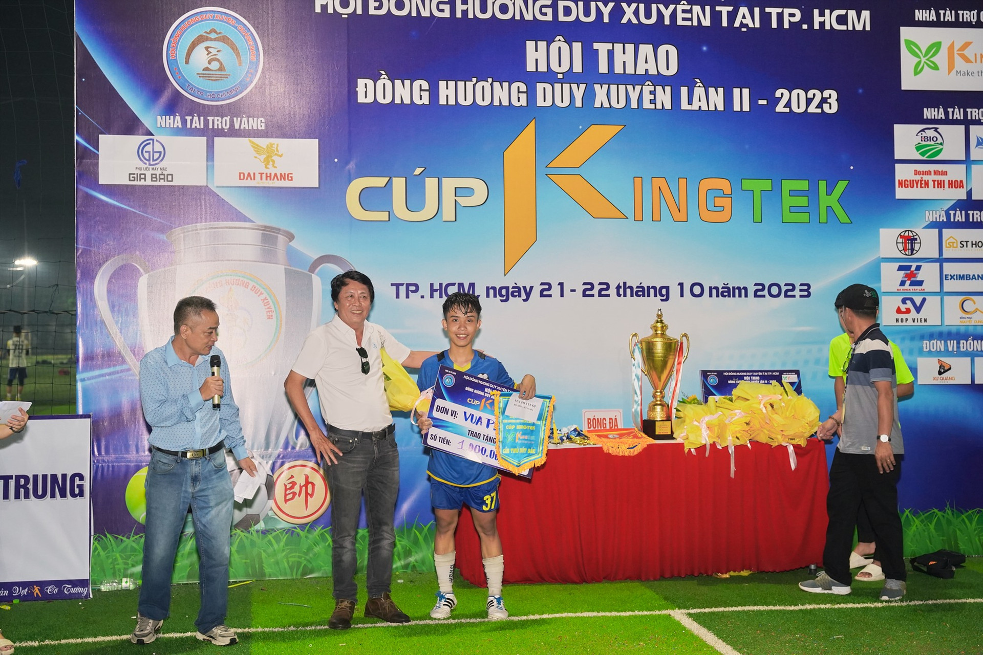 Cầu thủ Trần Phước Lộc đạt giải Vua phá lưới. Ảnh: PHAN VINH