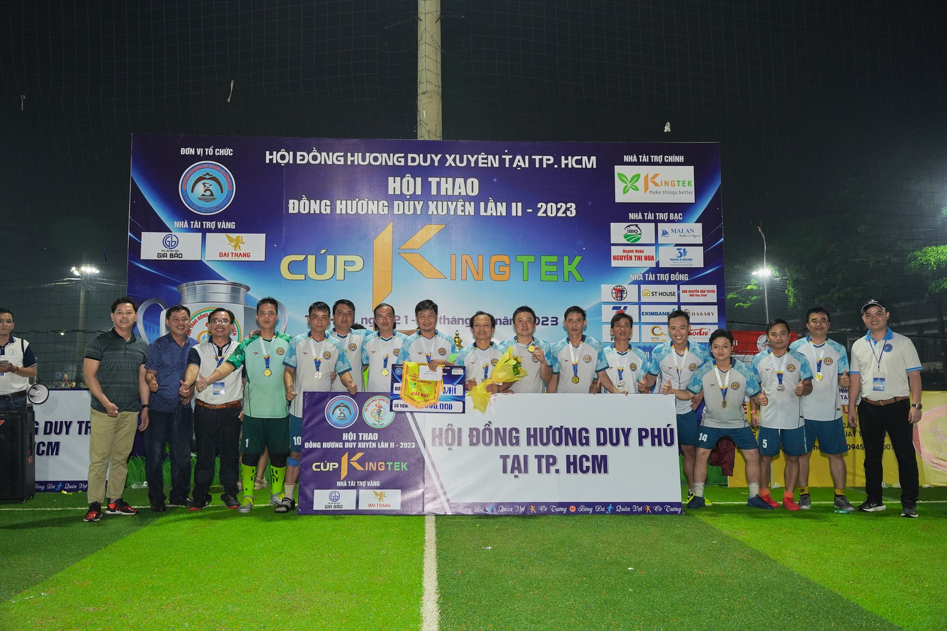 Đội HĐH Duy Phú giành giải Nhì ở bộ môn bóng đá. Ảnh: PHAN VINH