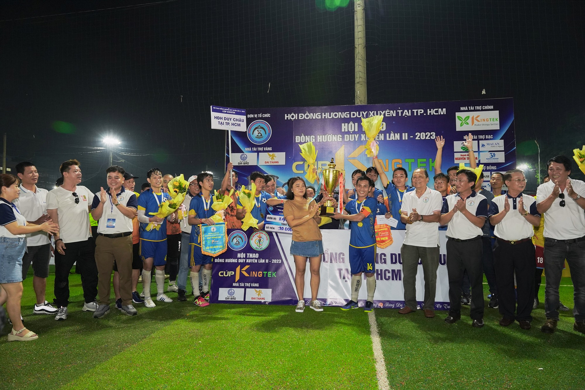Đội HĐH Duy Châu giành giải Vô địch bộ môn bóng đá. Ảnh: PHAN VINH