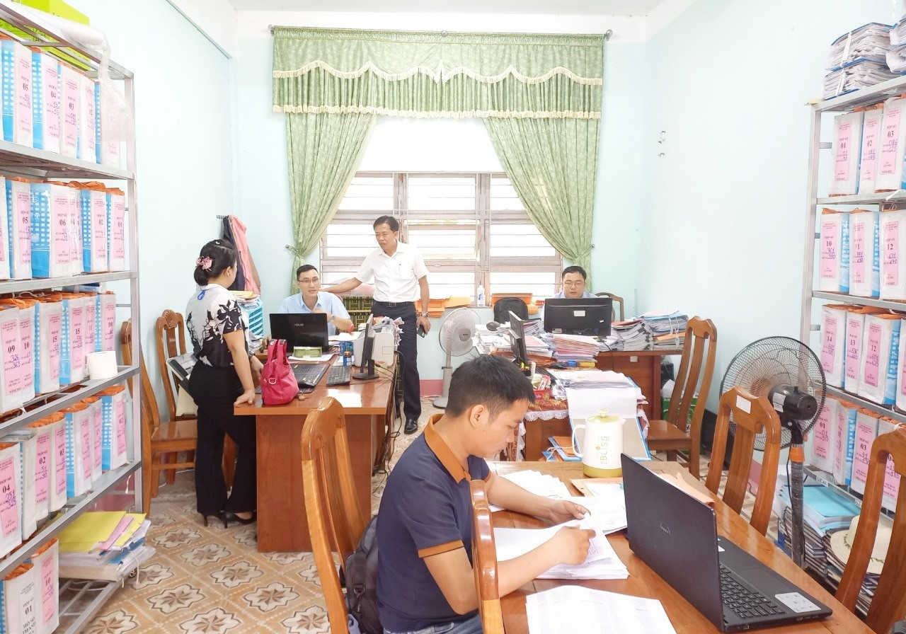 Lãnh đạo huyện Quế Sơn khảo sát thực tế hoạt động tại Chi nhánh Văn phòng ĐKĐĐ huyện Quế Sơn. Ảnh: P.V