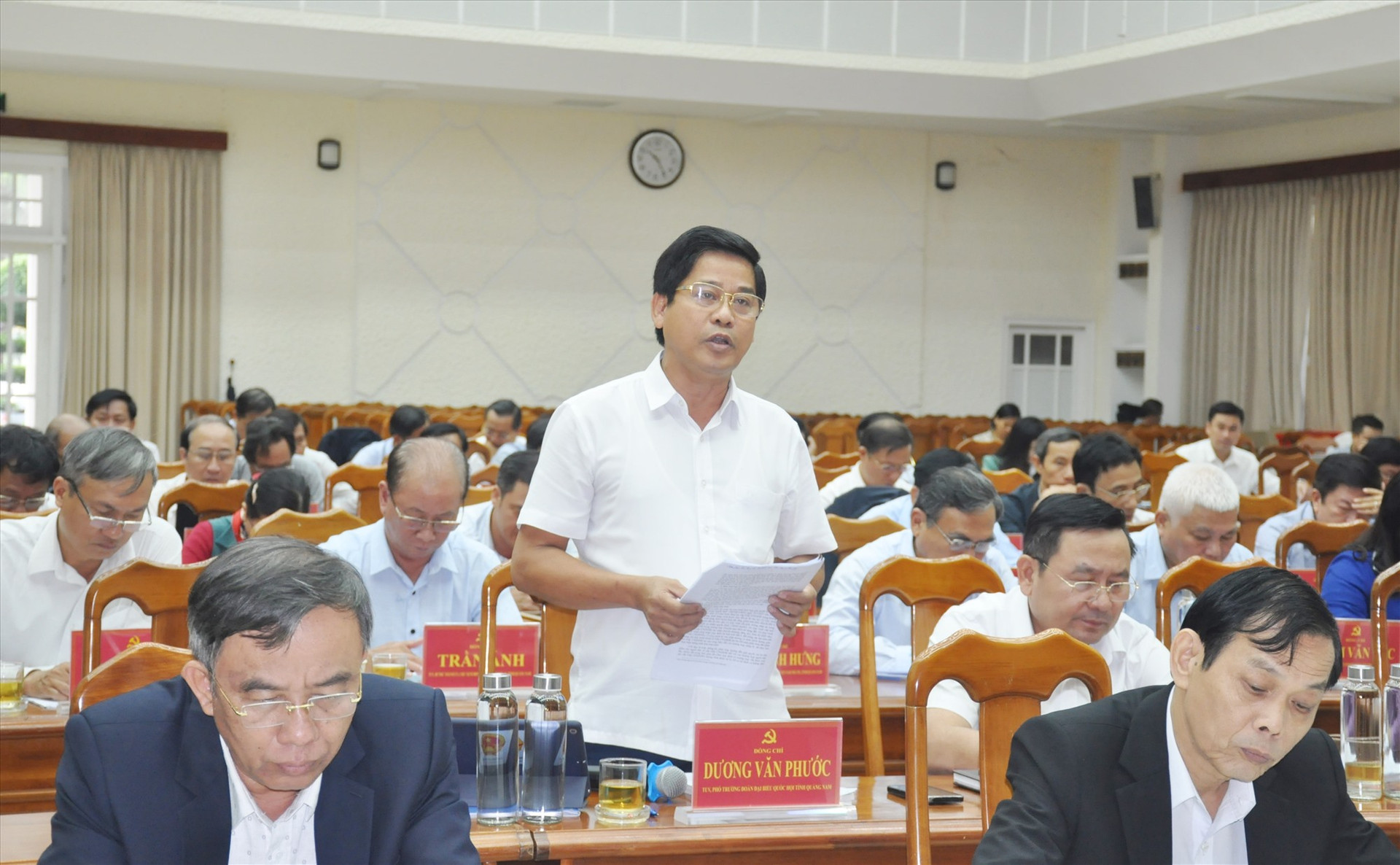 Trưởng đoàn ĐBQH tỉnh Dương Văn Phước nêu thực trạng thiếu biên chế viên chức tại các Chi nhánh Văn phòng ĐKĐĐ cấp huyện tại Hội nghị Tỉnh ủy lần thứ 13 (khóa XXII). Ảnh: N.Đ