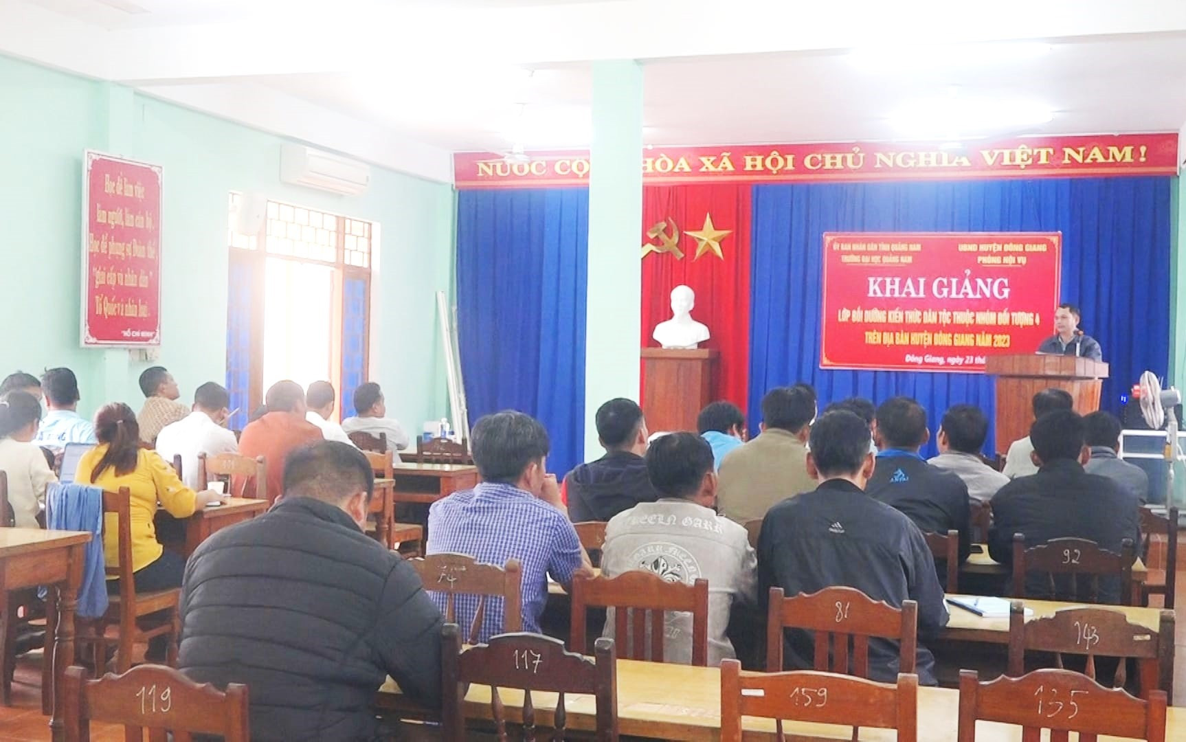 Hơn 40 học viên là cán bộ các địa phương Đông Giang tham gia lớp tập huấn. Ảnh: Đ.N