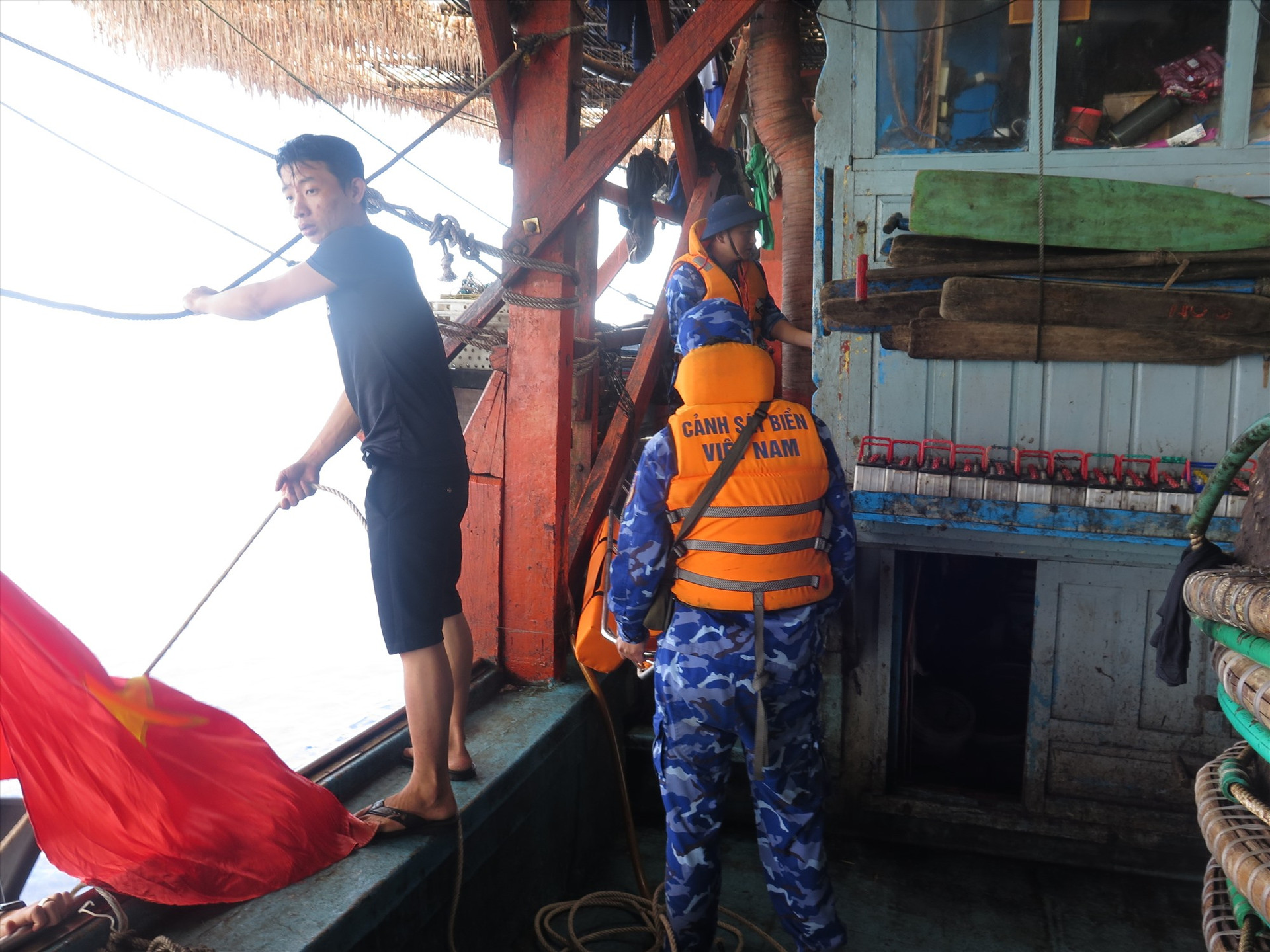 Cảnh sát biển tìm cách đưa ngư dân lên tàu 8002 để đưa về đất liền chữa trị. Ảnh: N.T