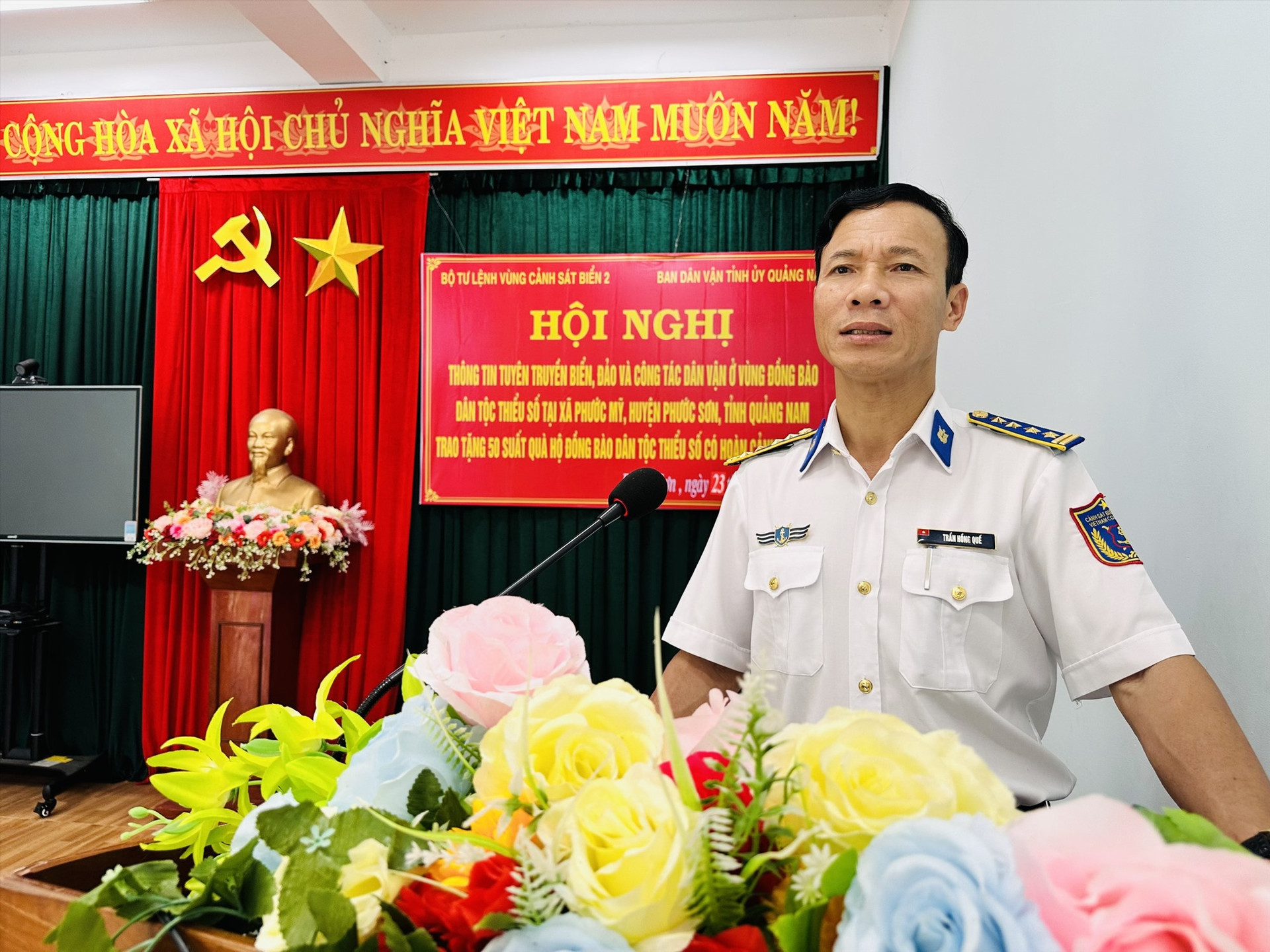 Đại tá Trần Hồng Quế - Phó Chính ủy Vùng Cảnh sát biển 2 thông tin tại buổi tuyên truyền. Ảnh: N.T