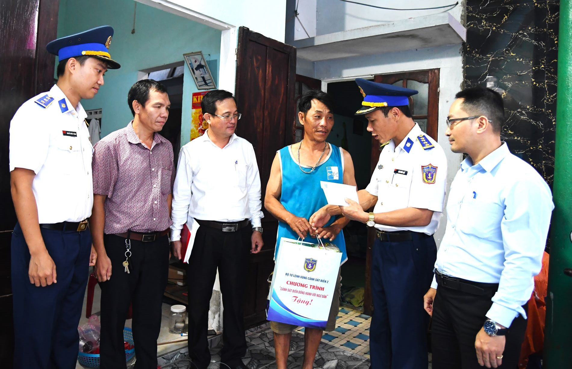 Dịp này, đại diện Bộ Tư lệnh Vùng Cảnh sát biển 2 cũng đã thăm, tặng quà động viên gia đình chính sách và một số ngư dân có hoàn cảnh khó khăn ở địa bàn quận Thanh Khê
