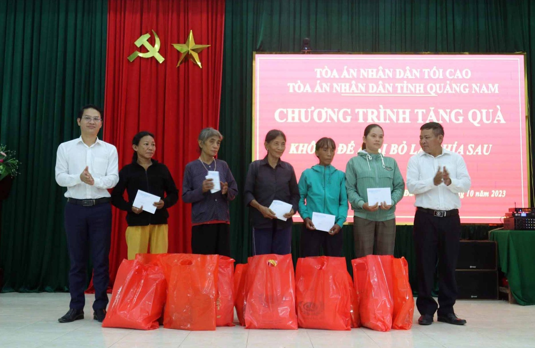 Đ/c Nguyễn Văn Nam – Chủ tịch UBND huyện Hiệp Đức và đ/c Nguyễn Ngọc Thọ - Phó Chánh án TAND huyện Hiệp Đức tặng quà cho các hộ dân.