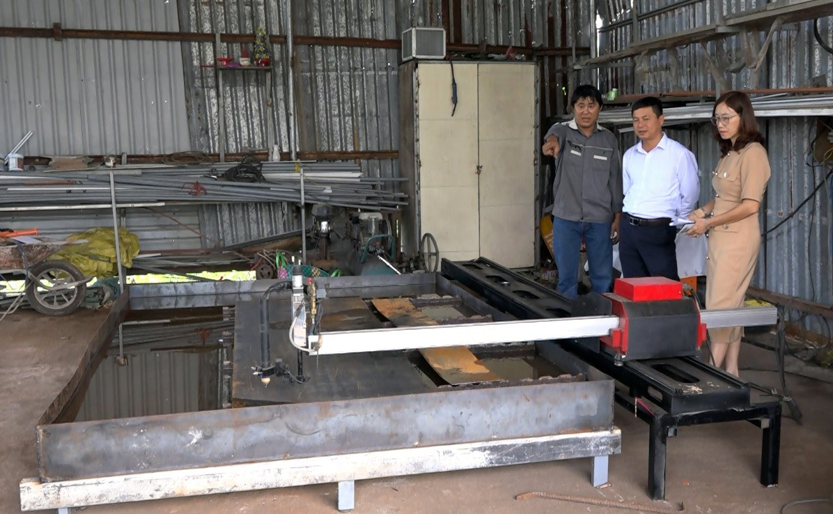 Nghiệm thu máy CNC tại sơ sở sản xuất đồ sắt mỹ nghệ của anh Lê Văn Lai (xã Bình Triều). Ảnh: T.N