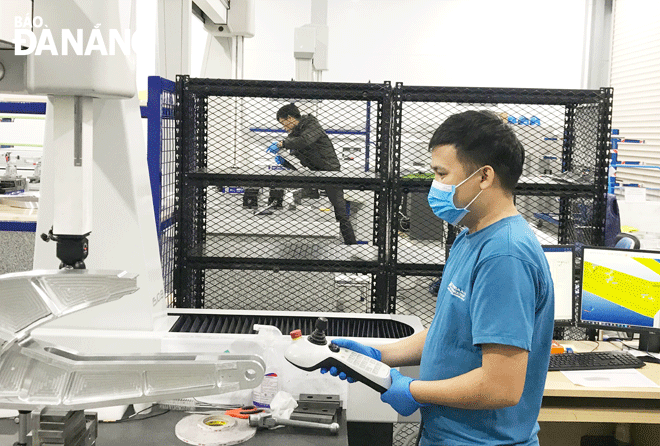 Thu hút đầu tư các dự án công nghệ cao để tạo sức lan tỏa, kết nối sản xuất hiện đại. Trong ảnh: Kỹ sư vận hành sản xuất tại Công ty TNHH Universal Alloy Corporation Việt Nam. Ảnh: M.Q