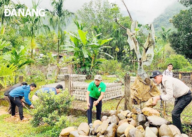 Cán bộ và người dân xã Hòa Bắc ra quân cải tạo môi trường, trồng cây với mục tiêu nâng cao chất lượng tiêu chí nông thôn mới, hướng tới làng quê đáng sống. Ảnh: H.T.V