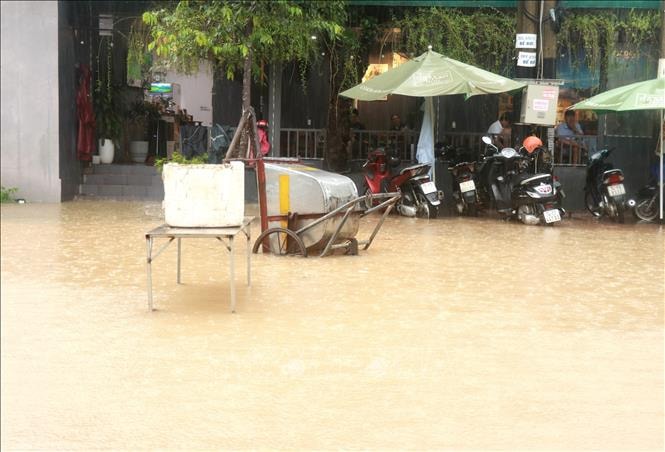 Đường Phan Đình Phùng, thành phố Đông H, bị ngập do mưa lớn.