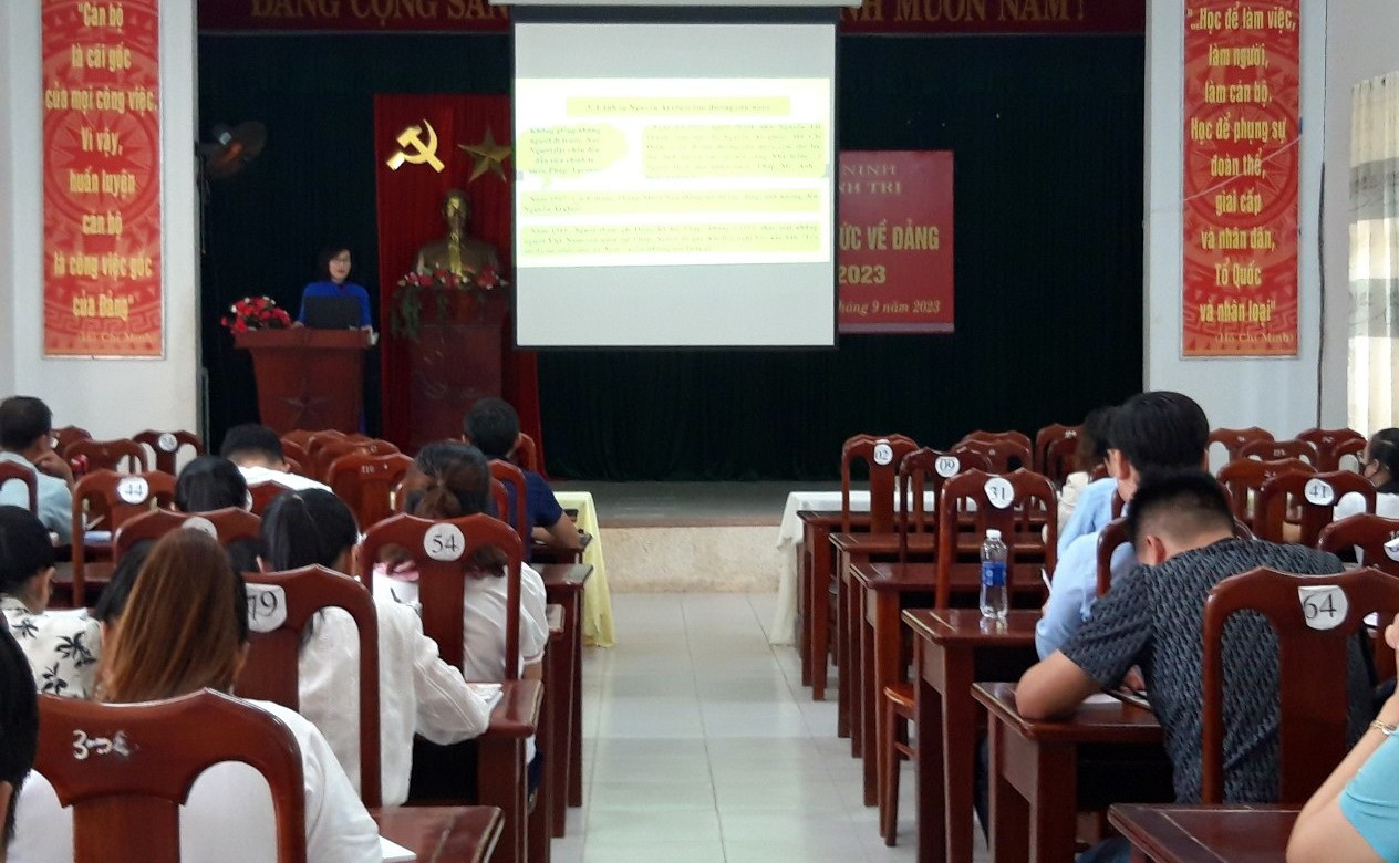 Trung tâm Chính trị huyện Phú Ninh mở lớp bồi dưỡng nhận thức về Đảng cho quần chúng ưu tú trong năm 2023. Ảnh: P.V