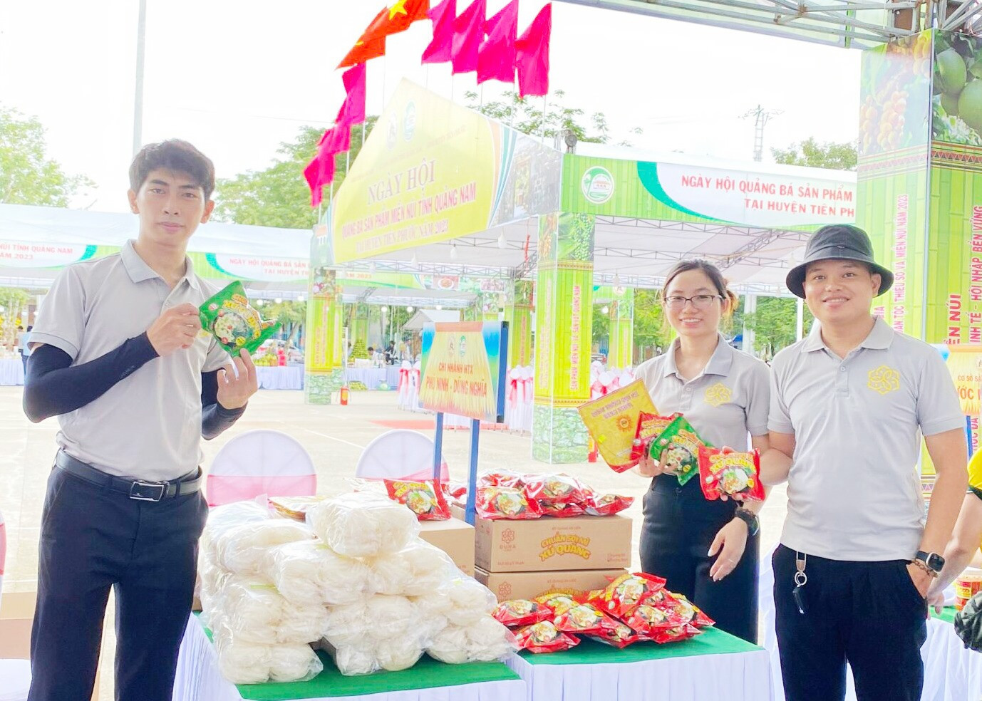 Sản phẩm mỳ Quảng ăn liền tham gia các hội chợ do địa phương tổ chức. Ảnh: PHAN VINH