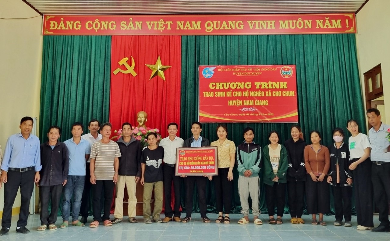 HND và Hội LHPN huyện Duy Xuyên trao sinh kế cho các hộ nghèo ở xã Chơ Chun của huyện Nam Giang.    Ảnh: PV