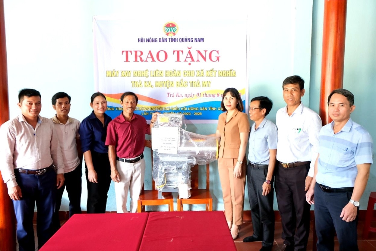 HND tỉnh trao tặng máy xay nghệ liên hoàn cho xã kết nghĩa Trà Ka của huyện Bắc Trà My.    Ảnh: PV