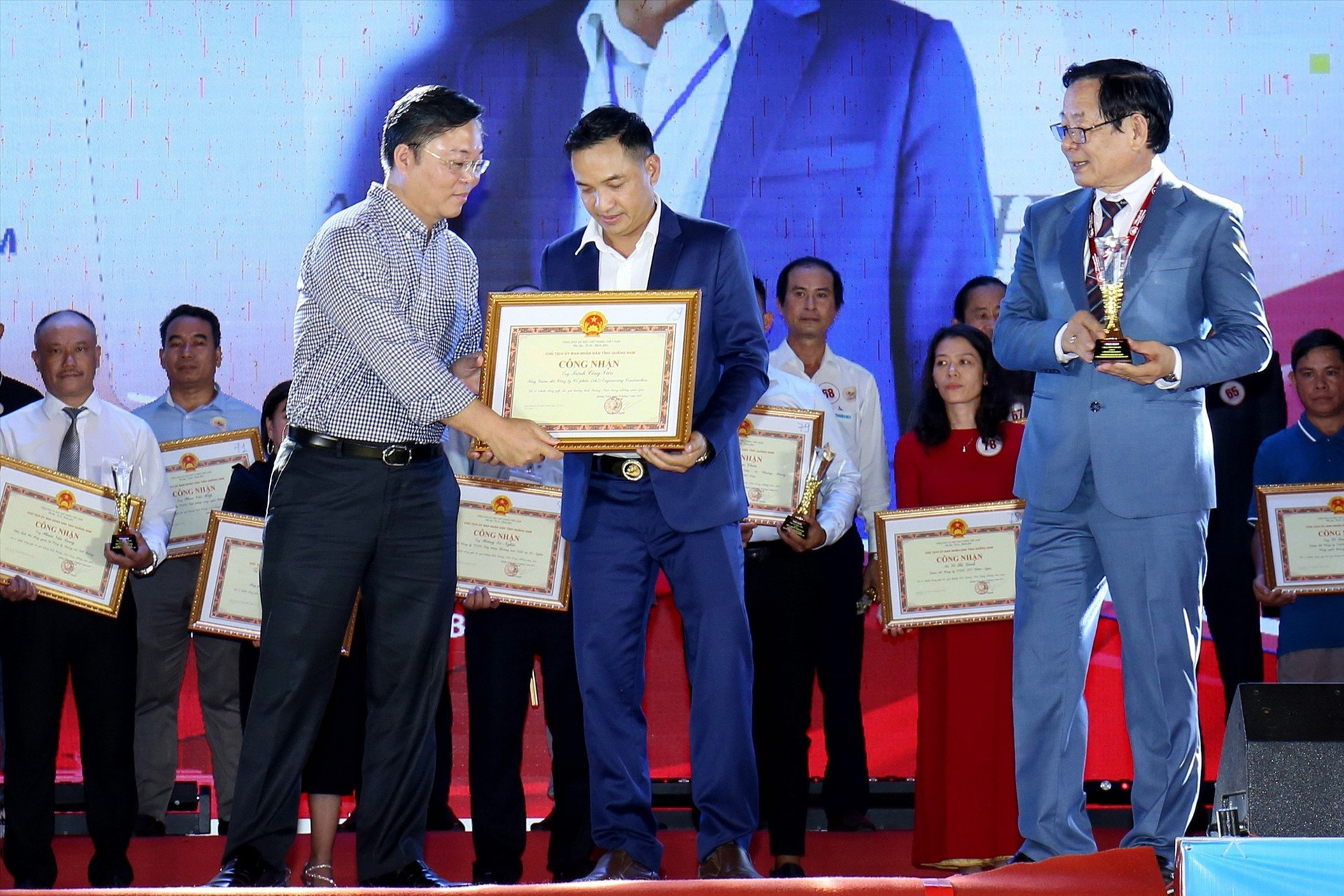Anh Trần Văn Bôi được Chủ tịch UBND tỉnh Quảng Nam tặng bằng khen vì có đóng góp cho công tác đồng hương. Ảnh: PHAN VINH