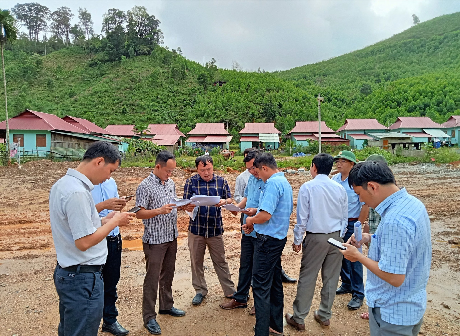 Đoàn kháo sát Ban Dân tộc HĐND tỉnh khảo sát tại khu dân cư Bằng La (xã Trà Leng, huyện Nam Trà My).