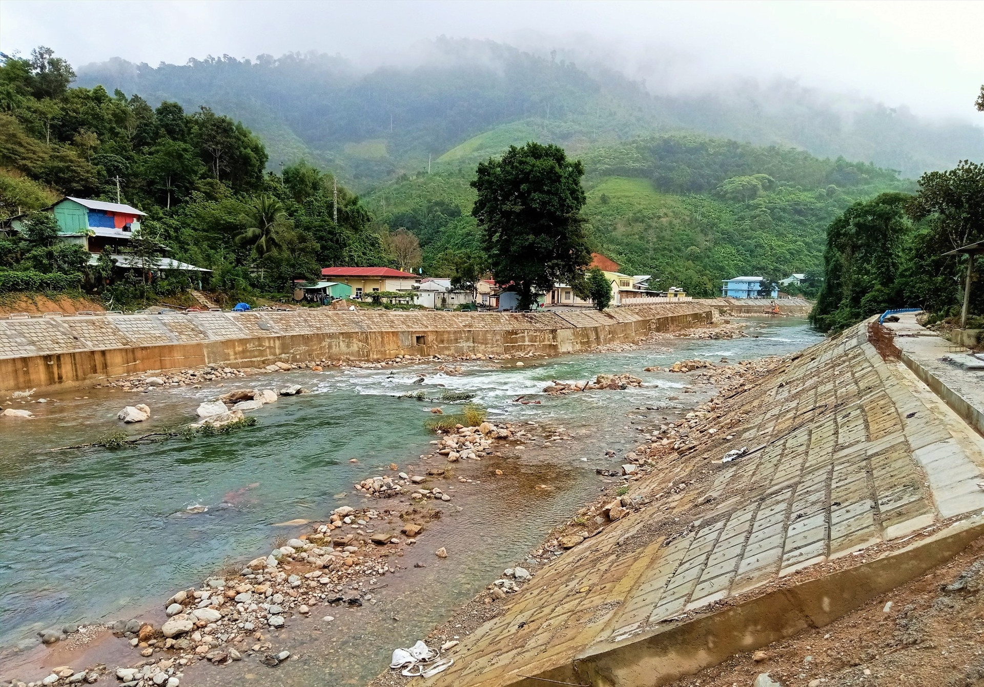 Kè bê tông chống sạt lở bờ sông Nước Doan đoạn qua Trường Tiểu học Trà Leng (xã Trà Leng, huyện Nam Trà My) chuẩn bị nghiệm thu.
