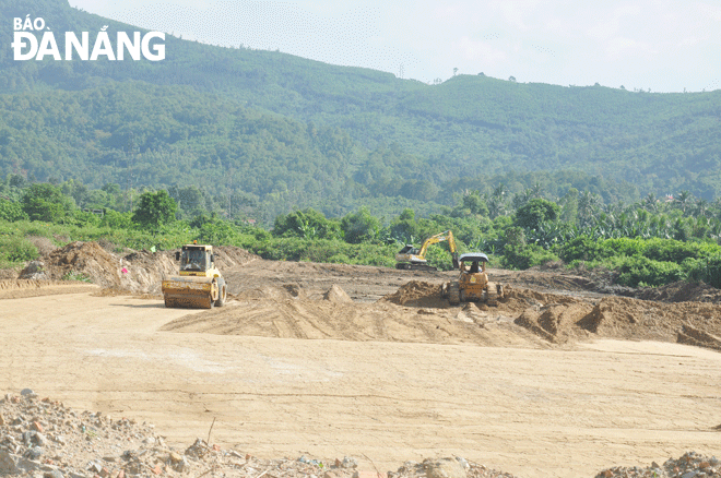 Các lực lượng thi công các hạng mục thuộc dự án đường ven biển nối cảng Liên Chiểu. Ảnh: THÀNH LÂN
